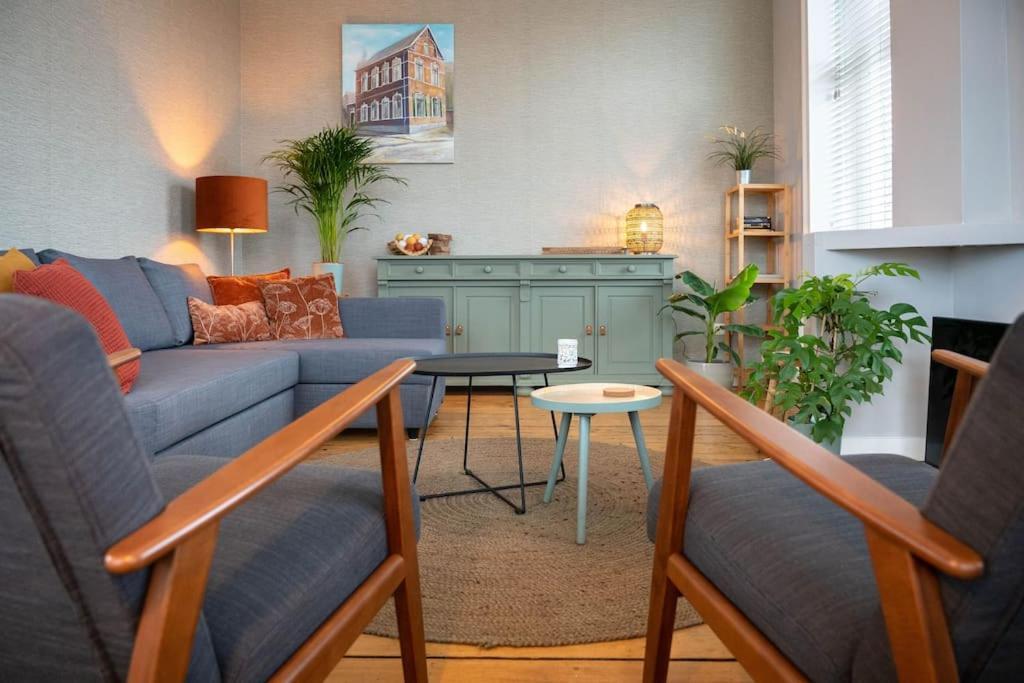Sfeervol Verblijf In Oude Gemeentehuis Eenrum. Esterno foto