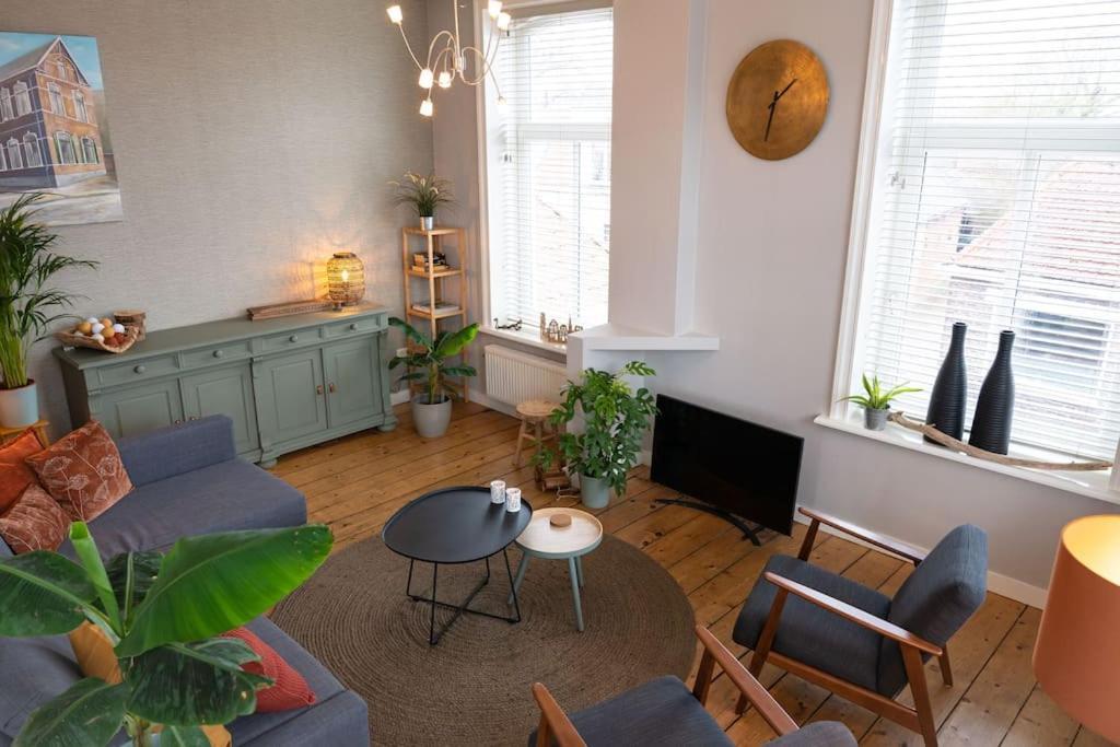 Sfeervol Verblijf In Oude Gemeentehuis Eenrum. Esterno foto