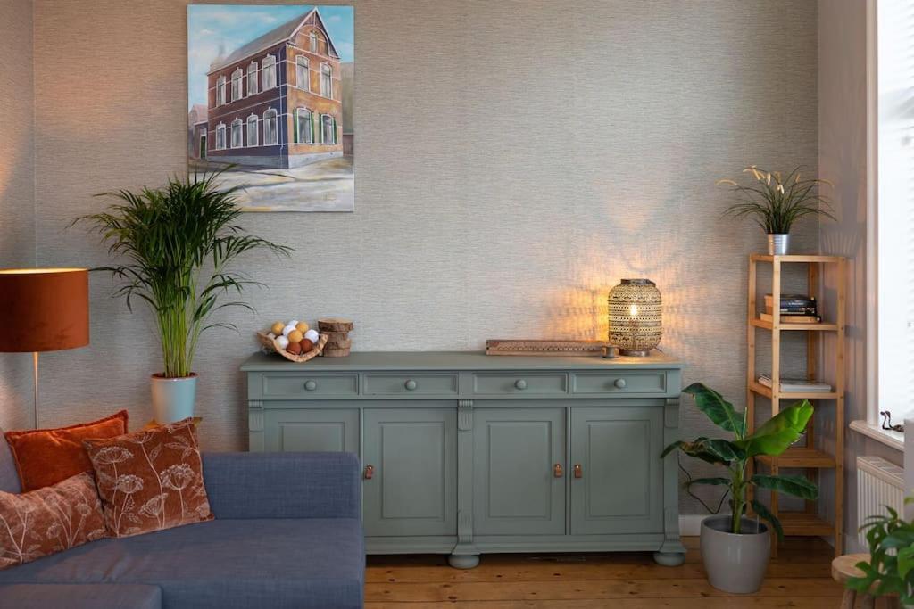 Sfeervol Verblijf In Oude Gemeentehuis Eenrum. Esterno foto