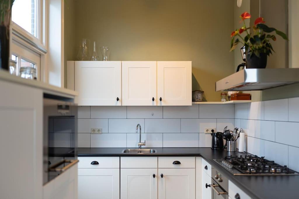 Sfeervol Verblijf In Oude Gemeentehuis Eenrum. Esterno foto