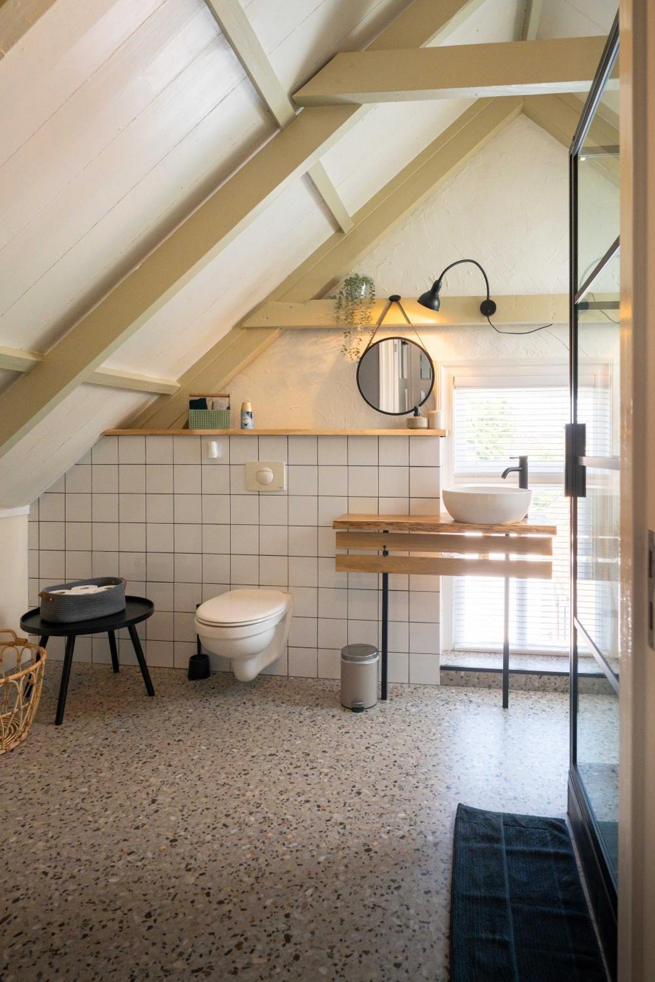 Sfeervol Verblijf In Oude Gemeentehuis Eenrum. Esterno foto
