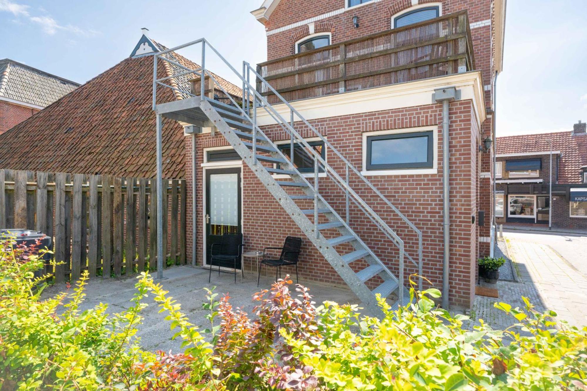 Sfeervol Verblijf In Oude Gemeentehuis Eenrum. Esterno foto