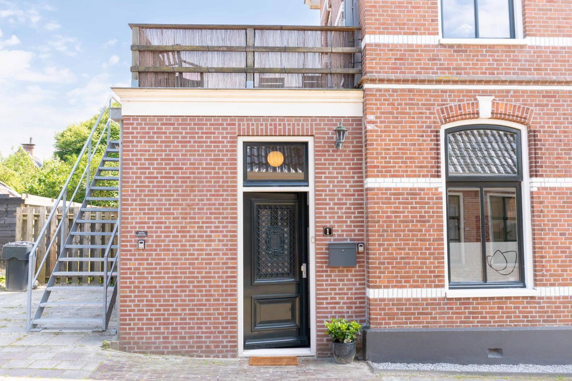 Sfeervol Verblijf In Oude Gemeentehuis Eenrum. Esterno foto